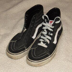 Black HiTop Vans Skate shoes, Missing 1 shoelace! In Very Good condition!